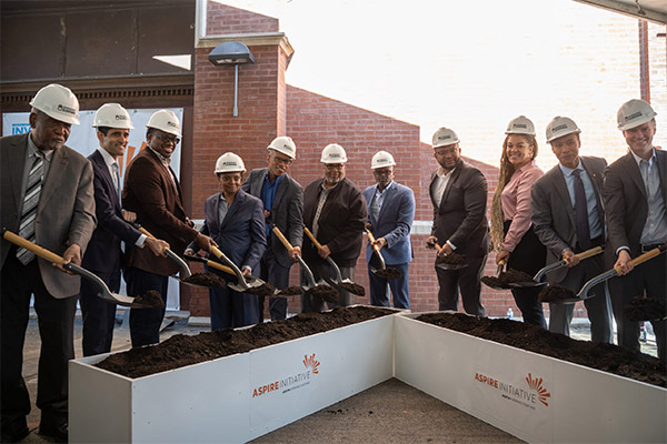 Darrel Hackett, BMO (second from right) Mayor Lori Lightfoot, Chicago and representatives from Westside Housing Authority and Austin Coming Together